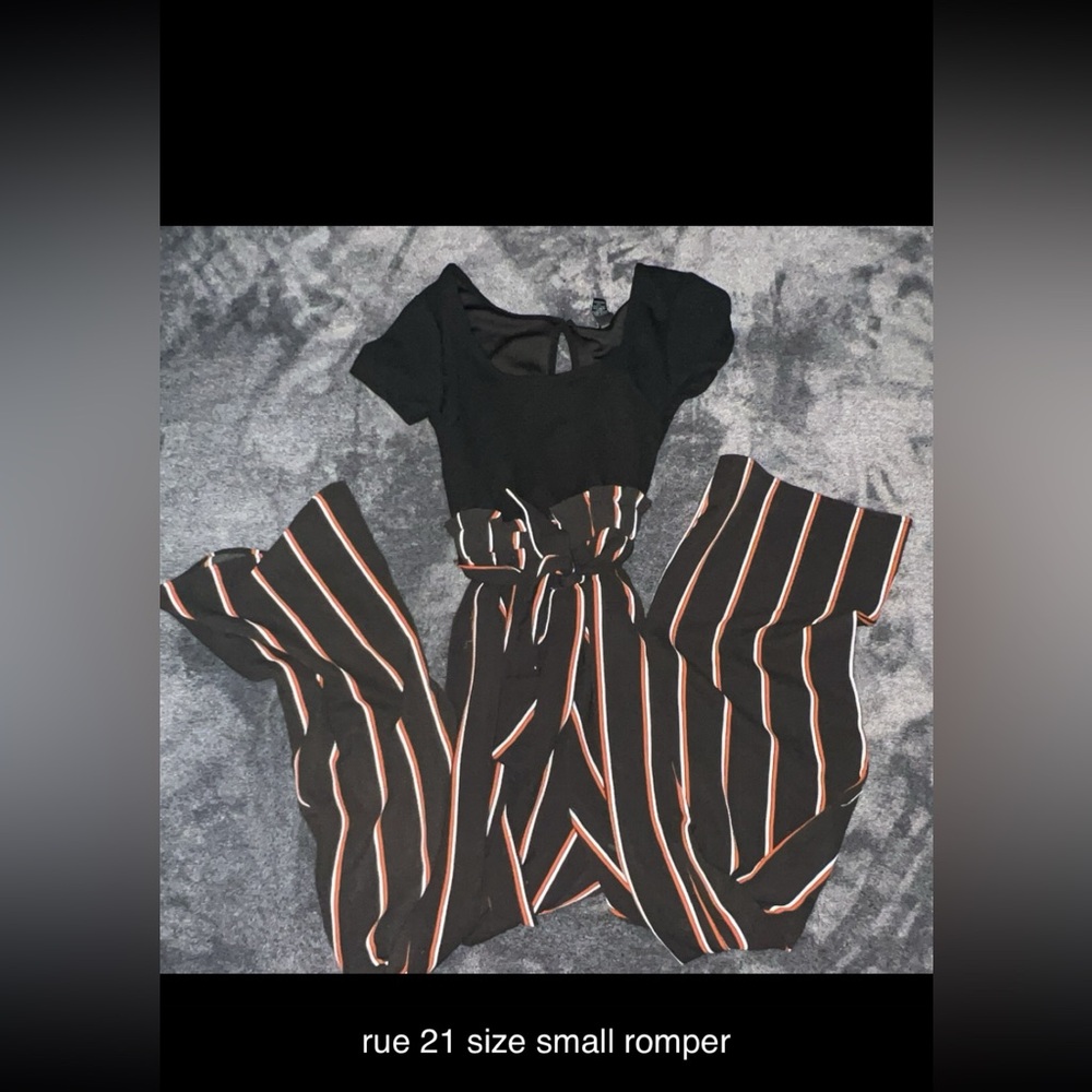 Size small Romper Rue 21